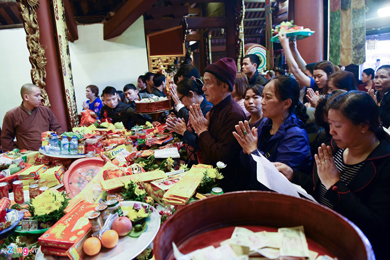 Thuyền bè dày đặc suối Yến ngày khai hội chùa Hương